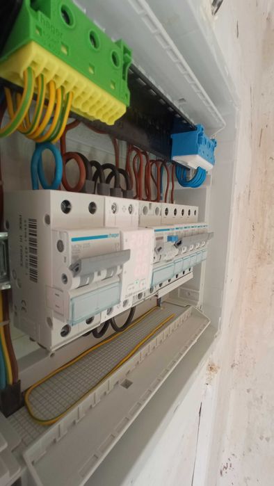 Електрик. Електрика. Збірка електрощитів. Резервне живлення.