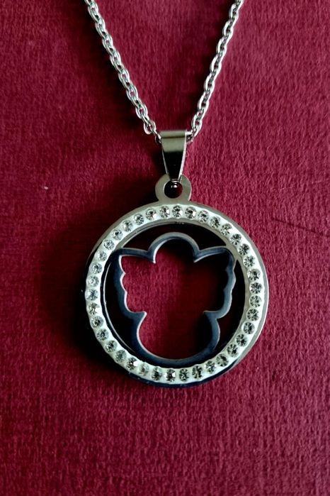 Colar prateado, em aço, pingente de anjinho rodeado de zirconias