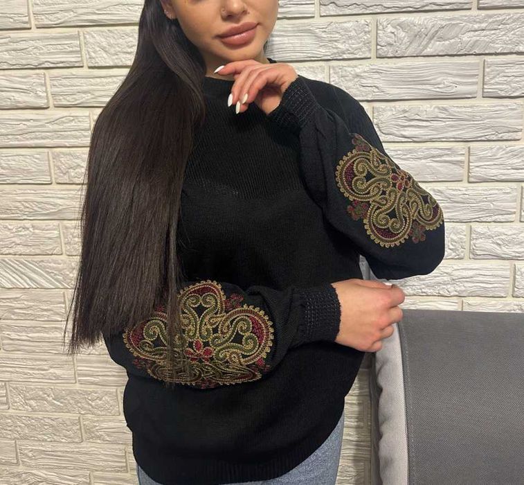 Супер ціна 350 грн. Светрик з вишивкою