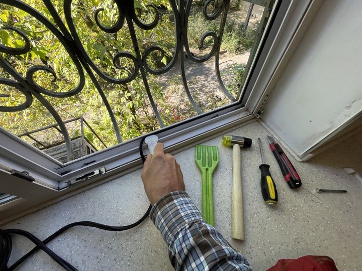 Ремонт вікон, дверей, захисних ролет. Вінниця.Ремонт окон, дверей.