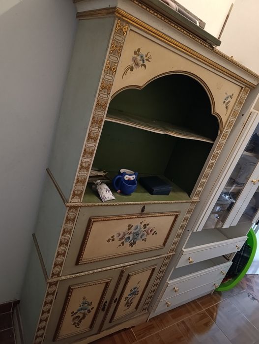 Móvel antigo com decoração