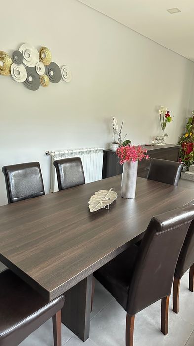 Móveis de sala - mesa, cadeiras e aparador