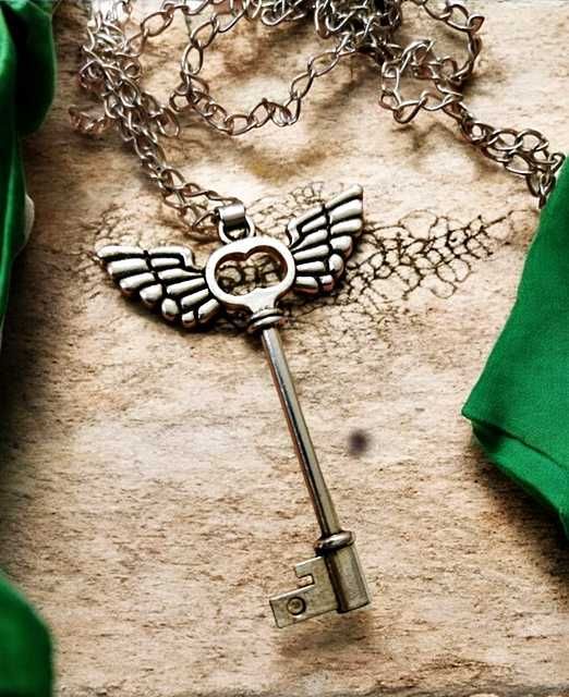 Naszyjnik Wisiorek Klucz Skrzydła Łańcuszek Kolor Srebrny Boho Gothic