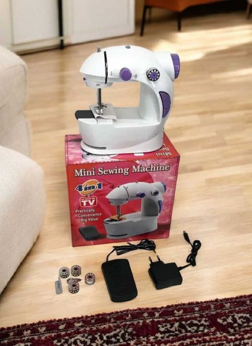 Маленька швейна машинка для домашнього використання з педалью