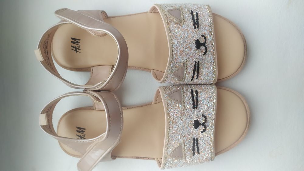 Дитяче взуття  (босоніжки)