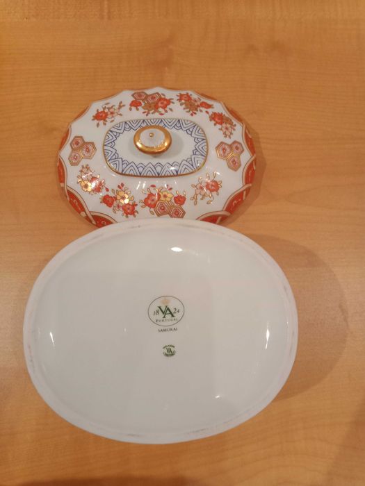 caixa de porcelana da Vista Alegre, parte da decoração "Samurai".