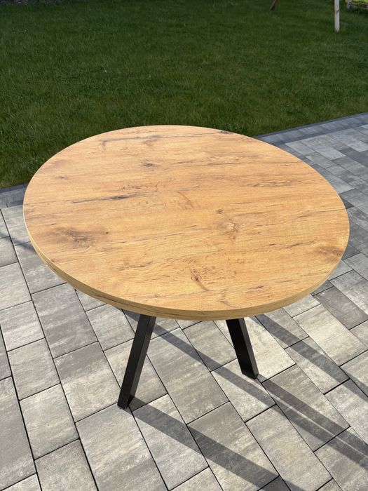 Stół okrągły rozkładany.