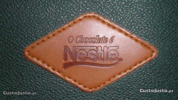 Mala de homem em pele verde e castanho Nestlé