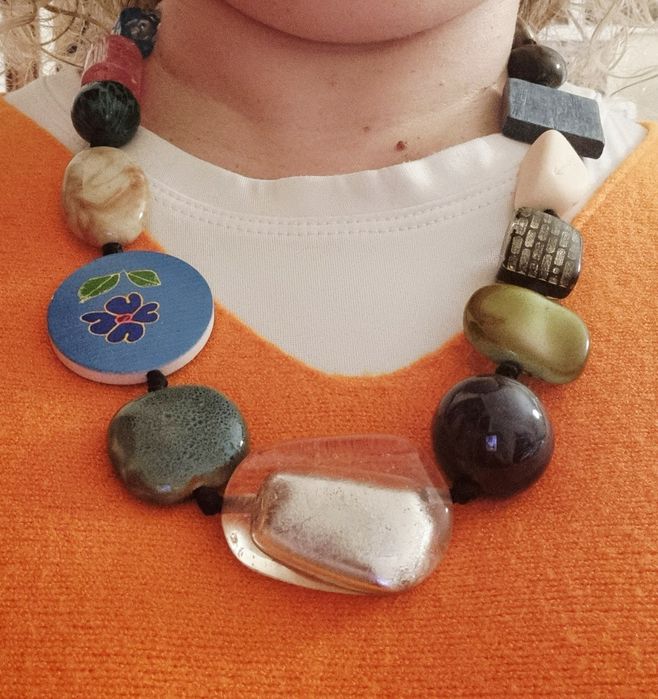 Colar com peças de vários materiais: pedra, acrílico e madeira.