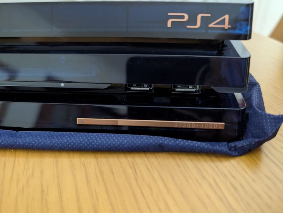Consola PS4 Pro 4TB - 500 Million Limited Edition Versao 8.03