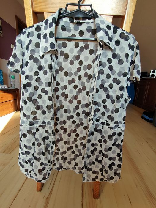 Koszula damska z krótkim rękawem.