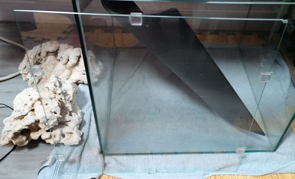 Aquário cubo 60 litros, vidro extra claro, com rochas.