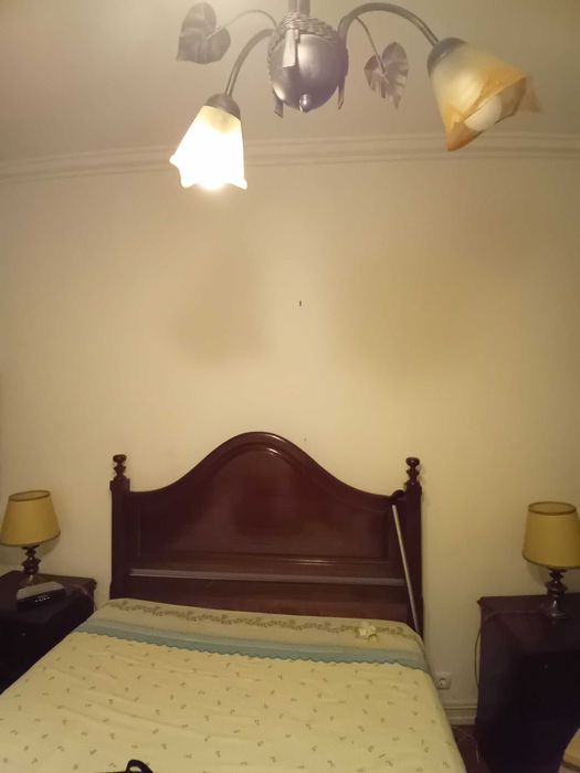 Cama em madeira com estrado elevatório. Inclui colchão,pouco uso.