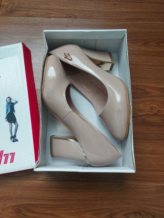 Туфлі лакові жіночі