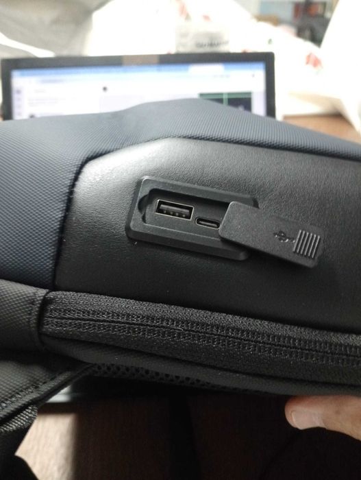 Mala de Peito Anti-Roubo Future Aesthetics – USB-C & Cadeado