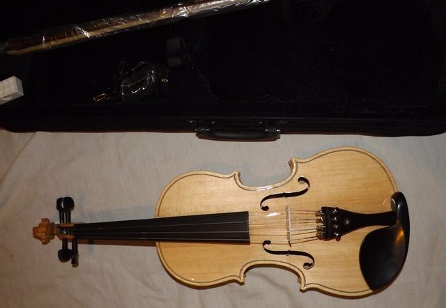 Violino novo de madeira maciça natural