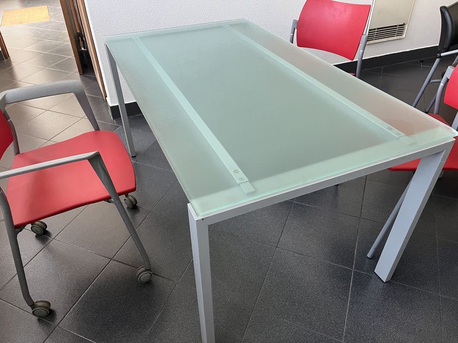 Secretária Mesa com tampo em vidro mais 3 cadeiras