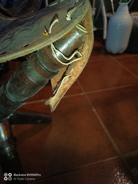 Famosos bancos á caçador com a respectiva mesa em couro muito bem trabalhado