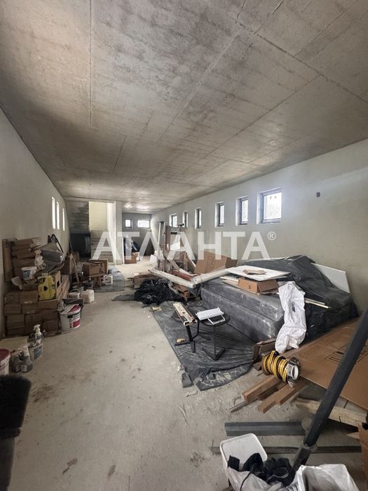 Продаж комерційної будівлі 887 м² з ліфтом