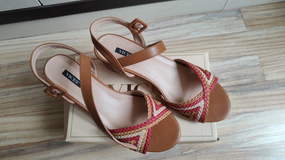 Sandały na słupku Vices