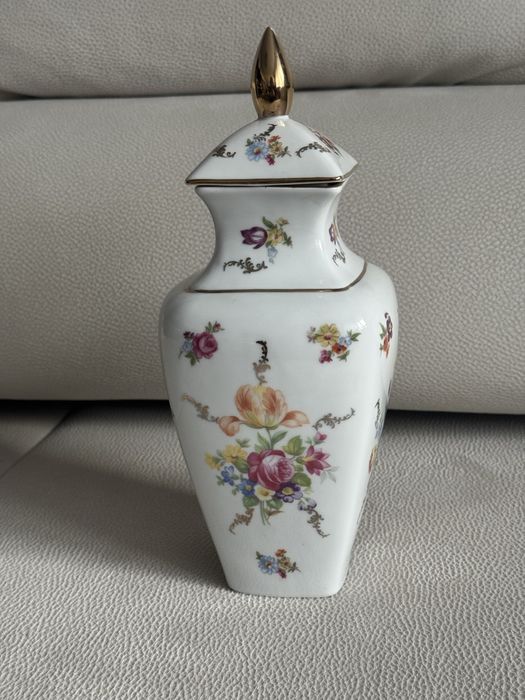 Delikatna, porcelanowa amfora