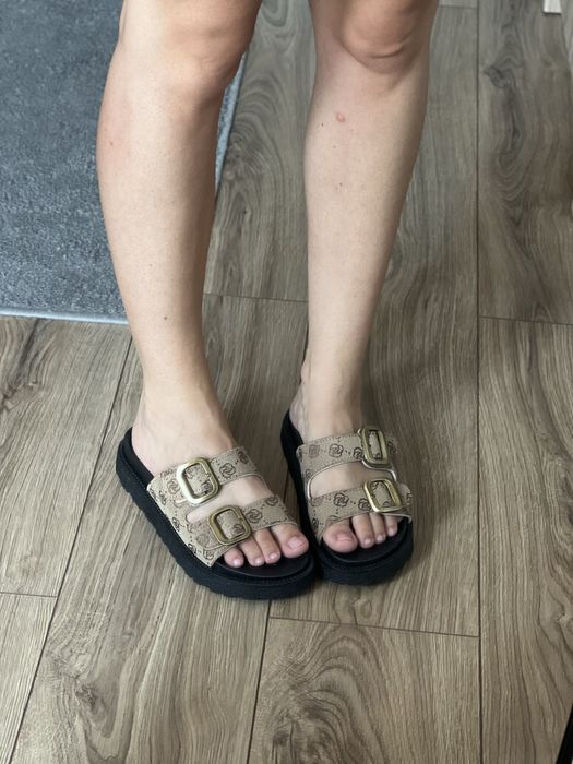 Stylowe klapki z klamrami