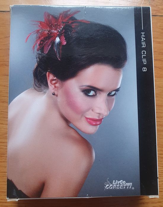 Fascynator lub broszka z kwiatem  burgundowy