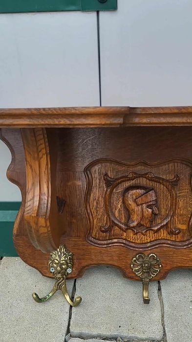 Старовинна настінна вішалка з поличкою декорована різьбою