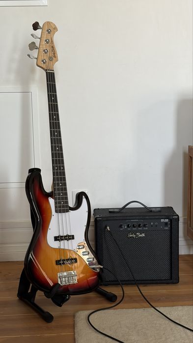 Baixo com amplificador e cabo