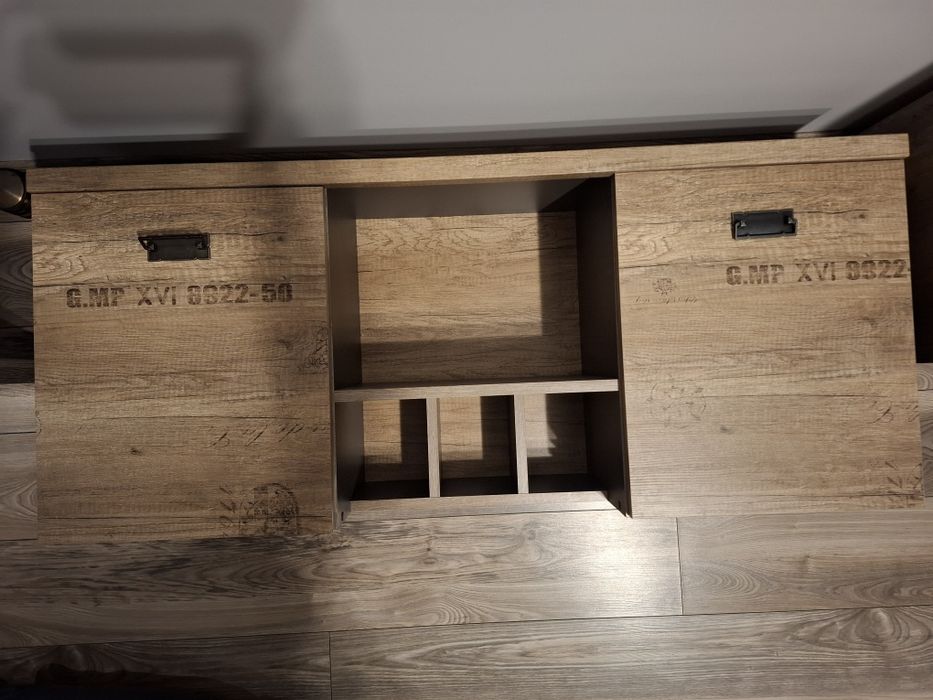 Szafka wisząca na ścianie