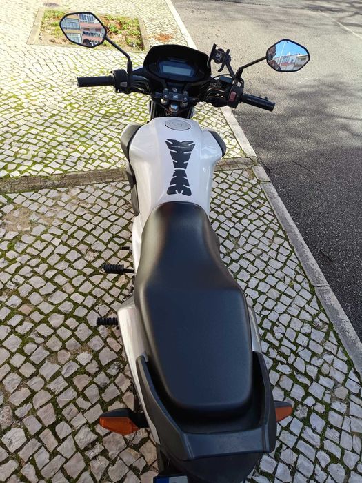 Linda  moto como nova