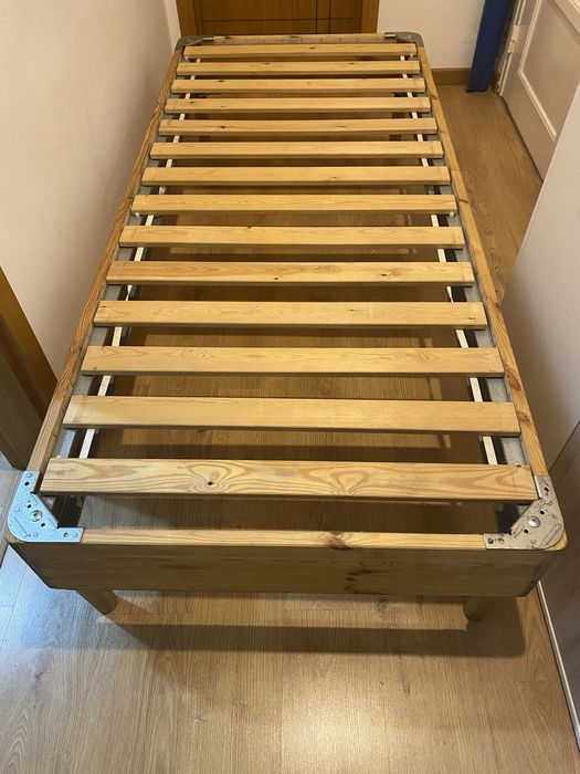 Cama de solteiro IKEA (90x200)