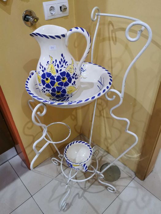 Lavatório antigo, pintado à mão