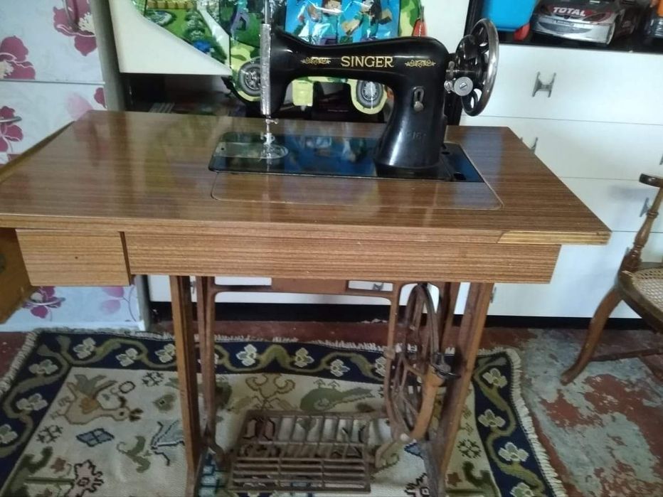 Máquina costura Singer com móvel