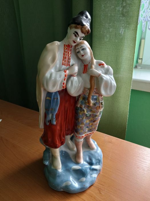 Piękna porcelanowa figurka para folklor ceramika