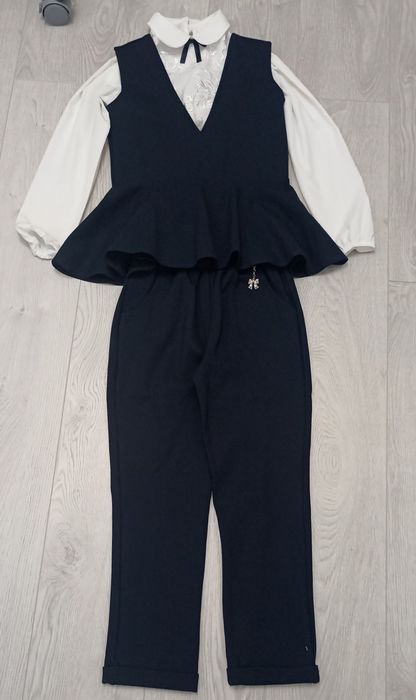 Костюм шкільний для дівчинки.