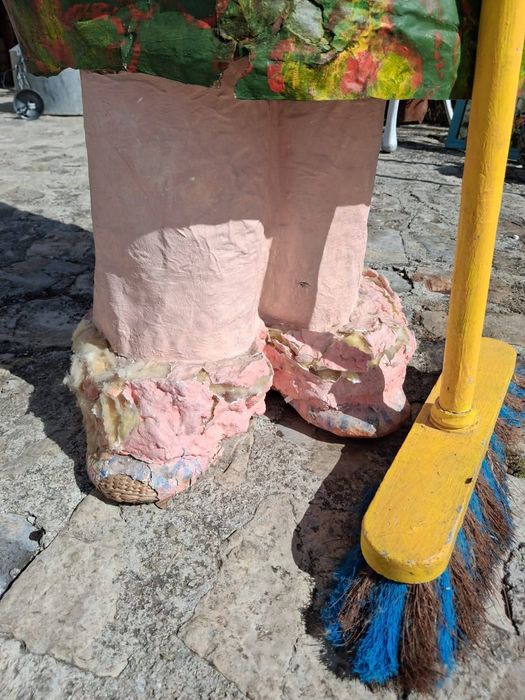 Figura em papel mache