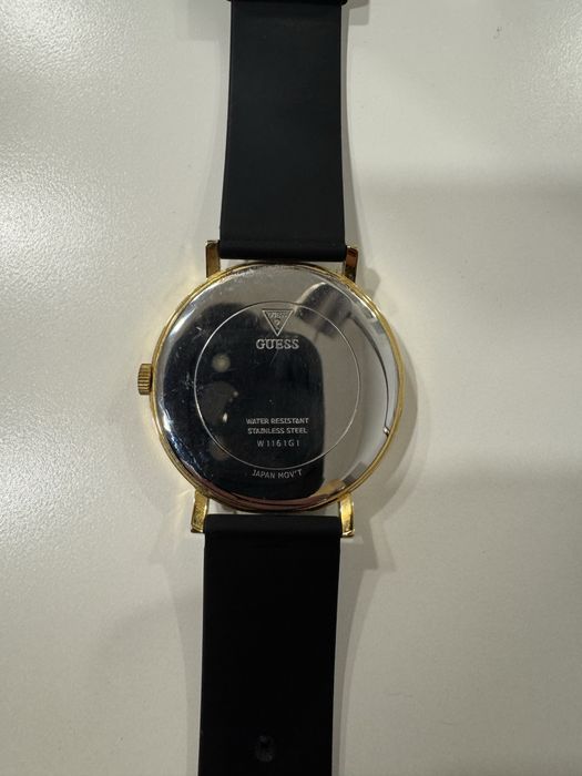 Relógio Guess preto e dourado