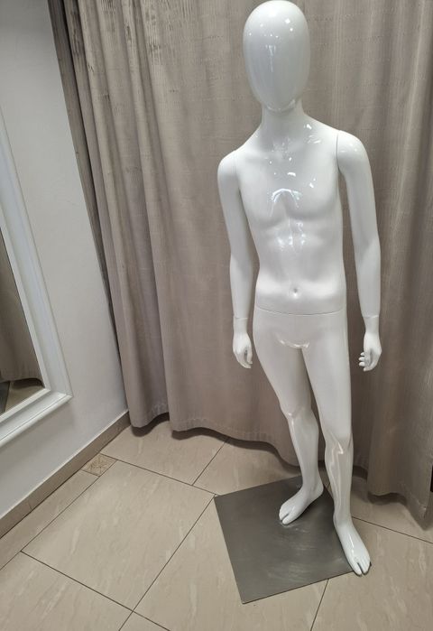 Manekin sklepowy chłopięcy 150cm – biały połysk