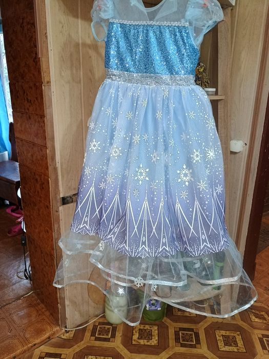 Продам платье Эльзы со шлейфом, успейте купить к новому году