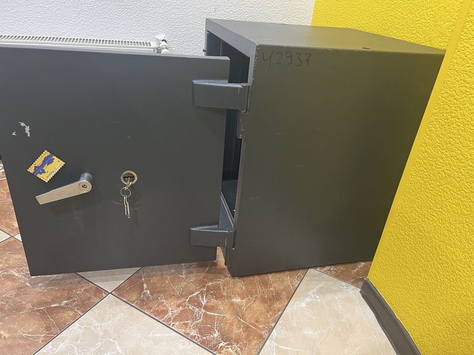 Продам сейф касовий броньований 2 клас опору