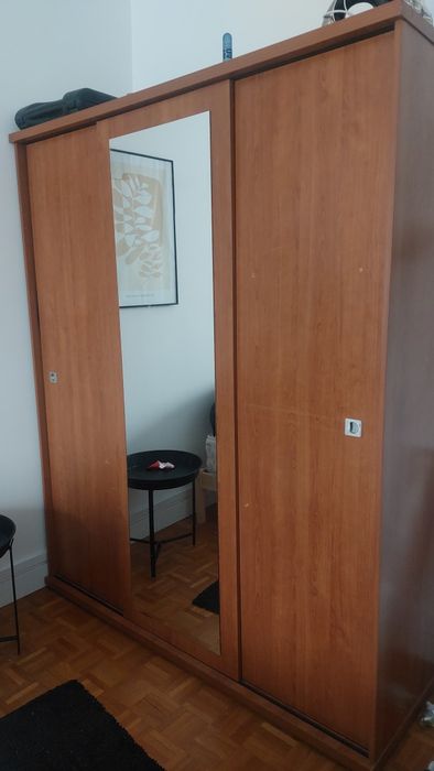 Guarda roupa com espelho