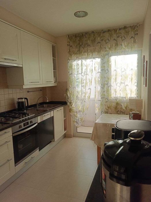 Apartamento T2 para arrendar, no centro, de meados de junho até meados de setembro.
