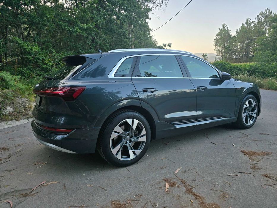 Audi e-tron 50 Quattro | 331 cv | 123.000km | Cinza Manhattan Metálico | Dezembro 2020