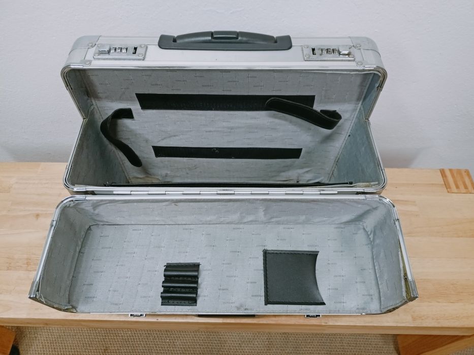 Teczka,walizka aluminiowa na kółkach.