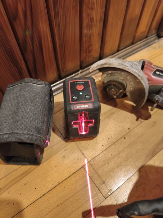 Szlifierka kątowa i laser krzyżowy