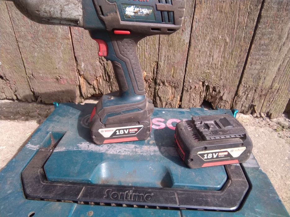 Sprzedam klucz udarowy Bosch+2 Aku i skrzynka