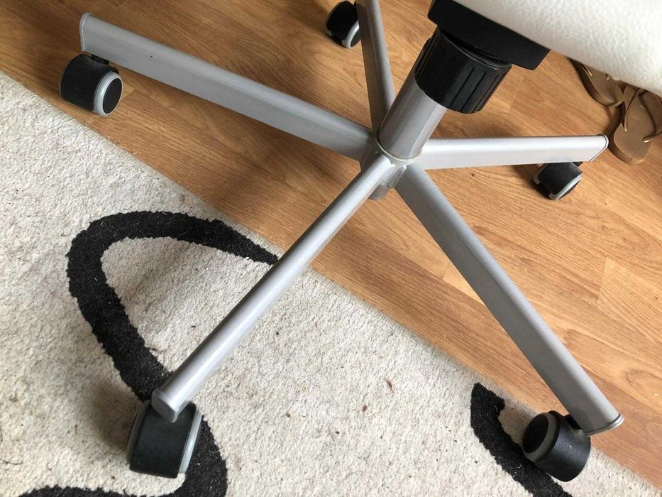 Cadeira IKEA modelo SKRUVSTA