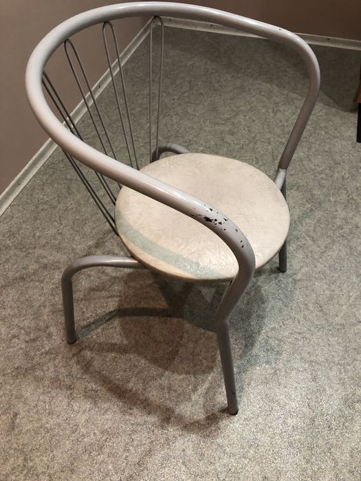 Стіл зручний металевий