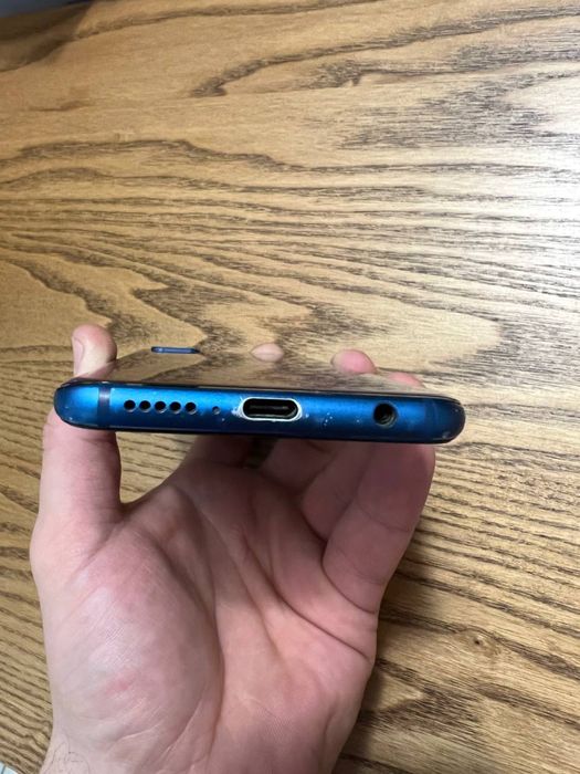 Подам смартфон HONOR 10
